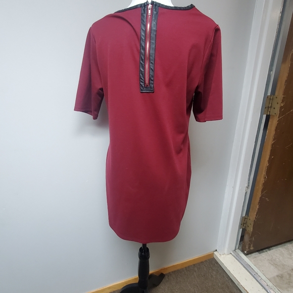 💥3 for $15💥Ricki's Burgundy shift dress with front pocket detail - Picture 4 of 9